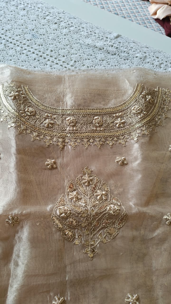 Champagne neckline with an ornamental medallion